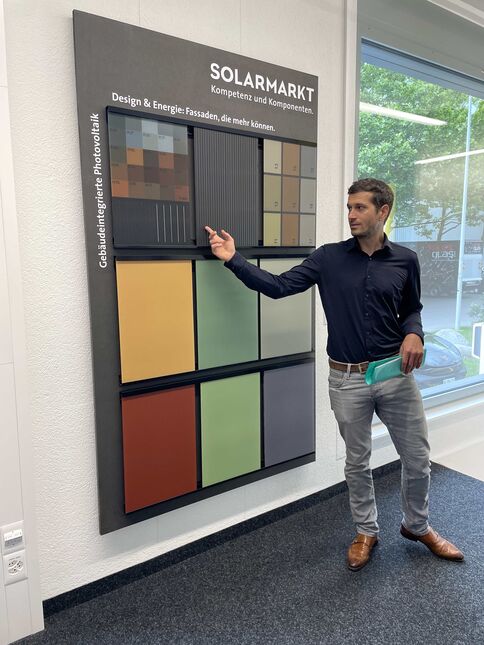 Rafael Stadelmann zeigt einige Varianten für die Farbgestaltung von PV-Modulen. Auch Foto-Sujets sind möglich.